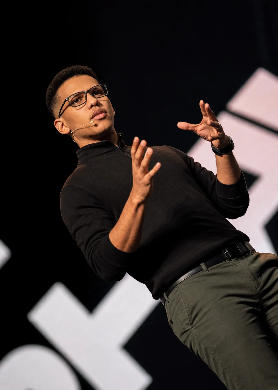 Mateus Paz apresentando uma palestra sobre inteligência artificial